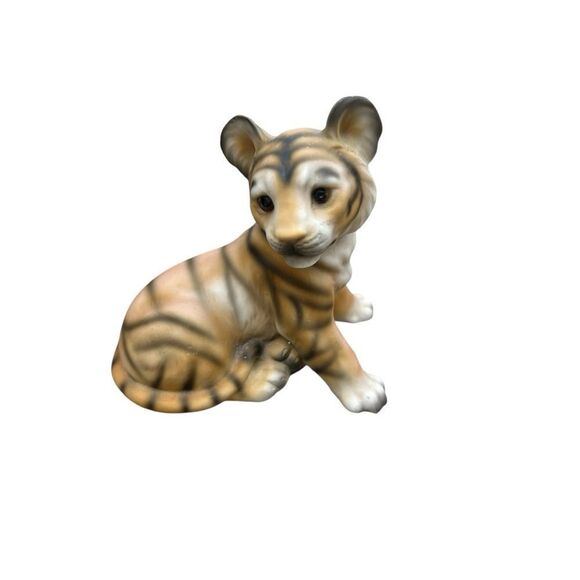 Royal Crown Vintage Tiger Cub With Sweet Expression Figurine vintage - Picture 1 of 4